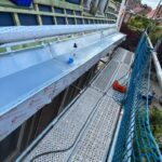 Vue depuis un échafaudage sur une corniche en zinc toute neuve
