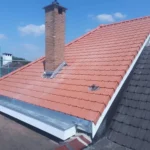 renovation-toiture-tuiles-cheminee-corniche