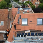 chantier-toiture-pente-tuile Vue aérienne du chantier d'un nouveau toit en tuiles