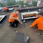 installation-coupole-toiture-ouvrier Toituriers en train d'installer des coupoles de toit