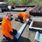 toit-coupole-couvreur Installation de coupoles par des ouvriers sur une toiture