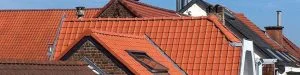Plusieurs toitures avec pour fond un ciel bleu
