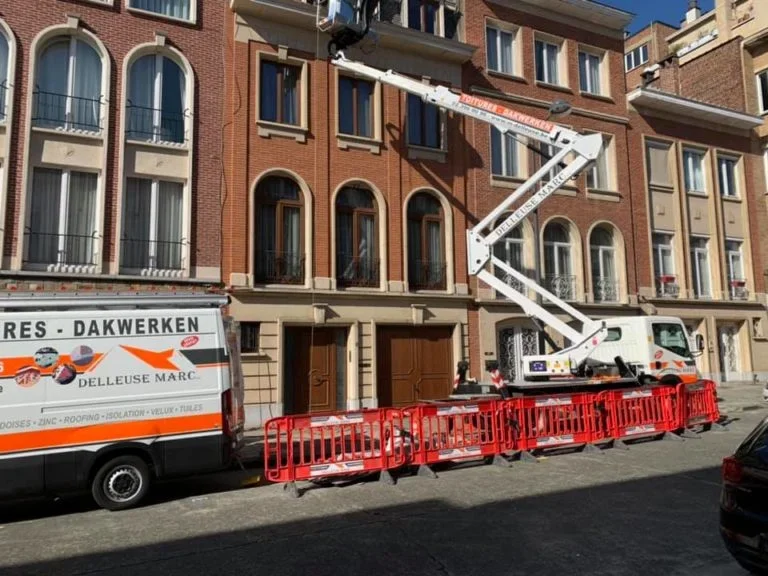 Barrières de sécurité installées entre le trottoir et la route pendant des travaux de toiture