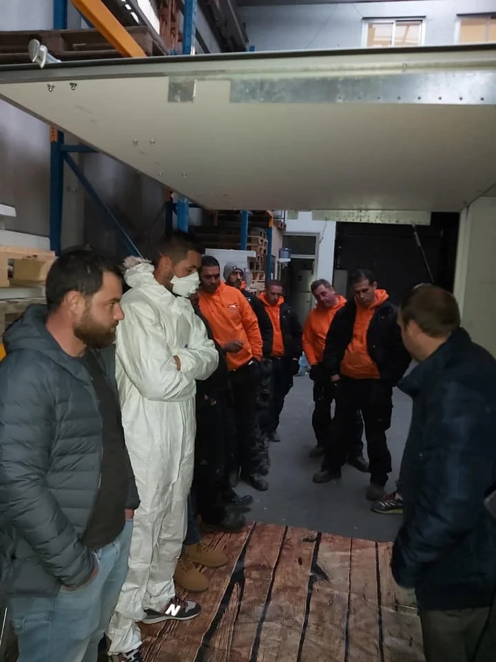 Equipe en formation sur la sécurité liée à l'amiante