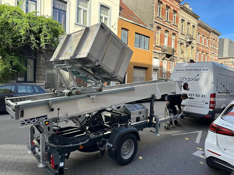 Remorque composée d'un élévateur et d'une nacelle pour les chantiers de toiture