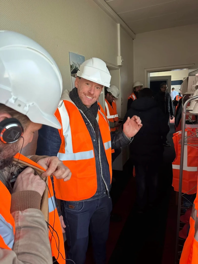Ouvrier arborant un casque et une chasuble orange de sécurité